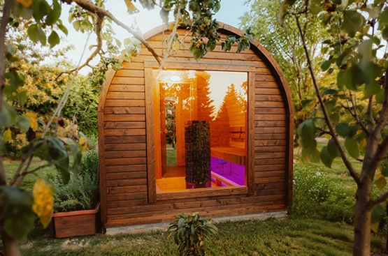 Fasssauna im Tiny-House-Garten nahe dem Bodensee